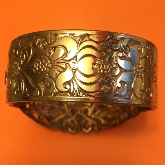 Gorgeous Vintage Clamp Bracelet With Faux Pearls and Aurora Borealis Stones - Picture 2 of 8